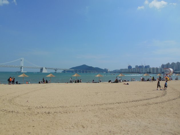 広安里海水浴場から見える広安大橋の風景